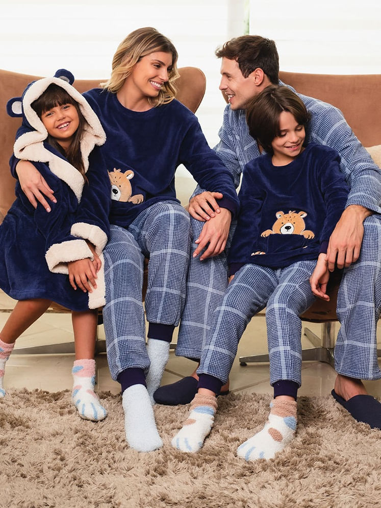Imagem de uma família, com os pijamas da marca Anyany